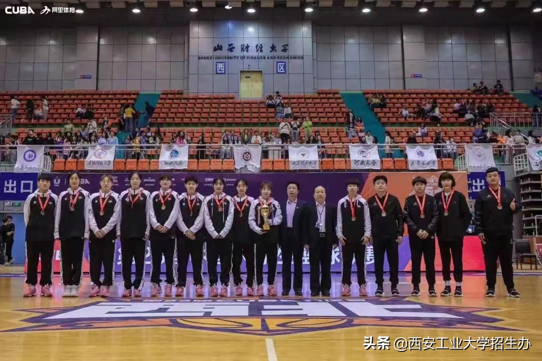 大比分落后，主力崴脚下场！西安工大女篮强势逆袭，战胜对手