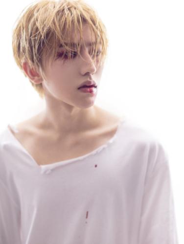 蔡徐坤af1,蔡徐坤全球首穿eliesaab男装高定