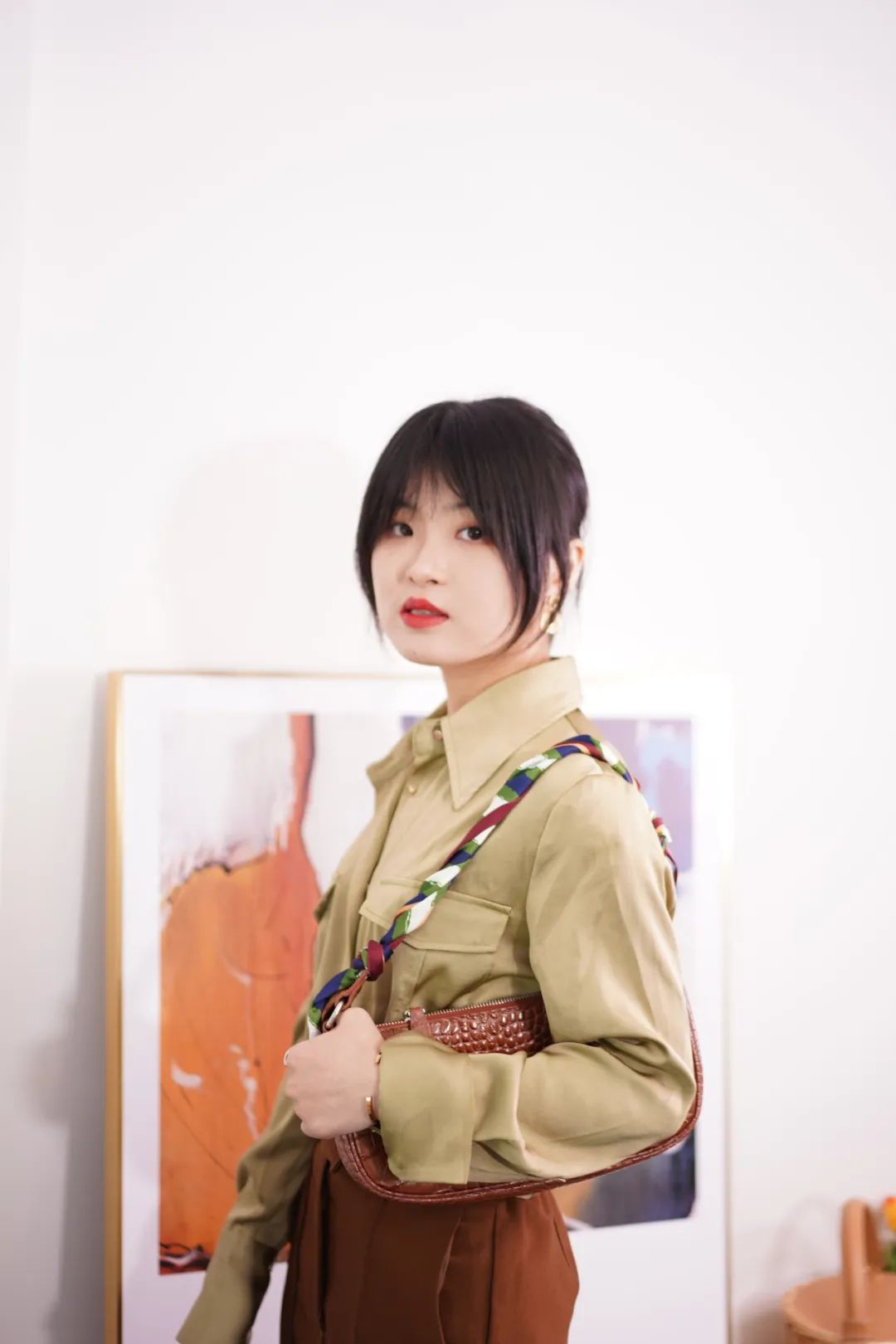 丝巾的5种时髦系法学起来,春季丝巾系法大全搭配大衣