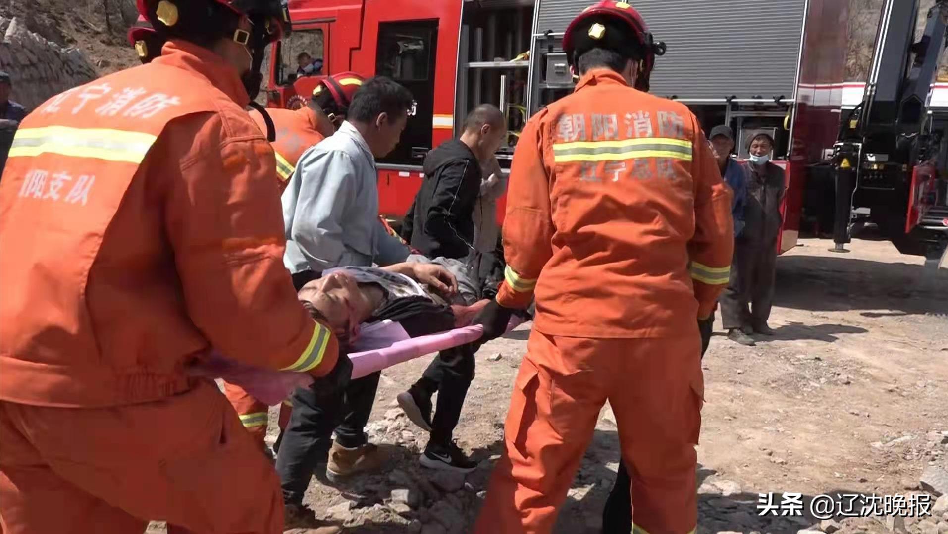 运输装载机翻车事故视频,铲车侧翻司机被困消防紧急救援