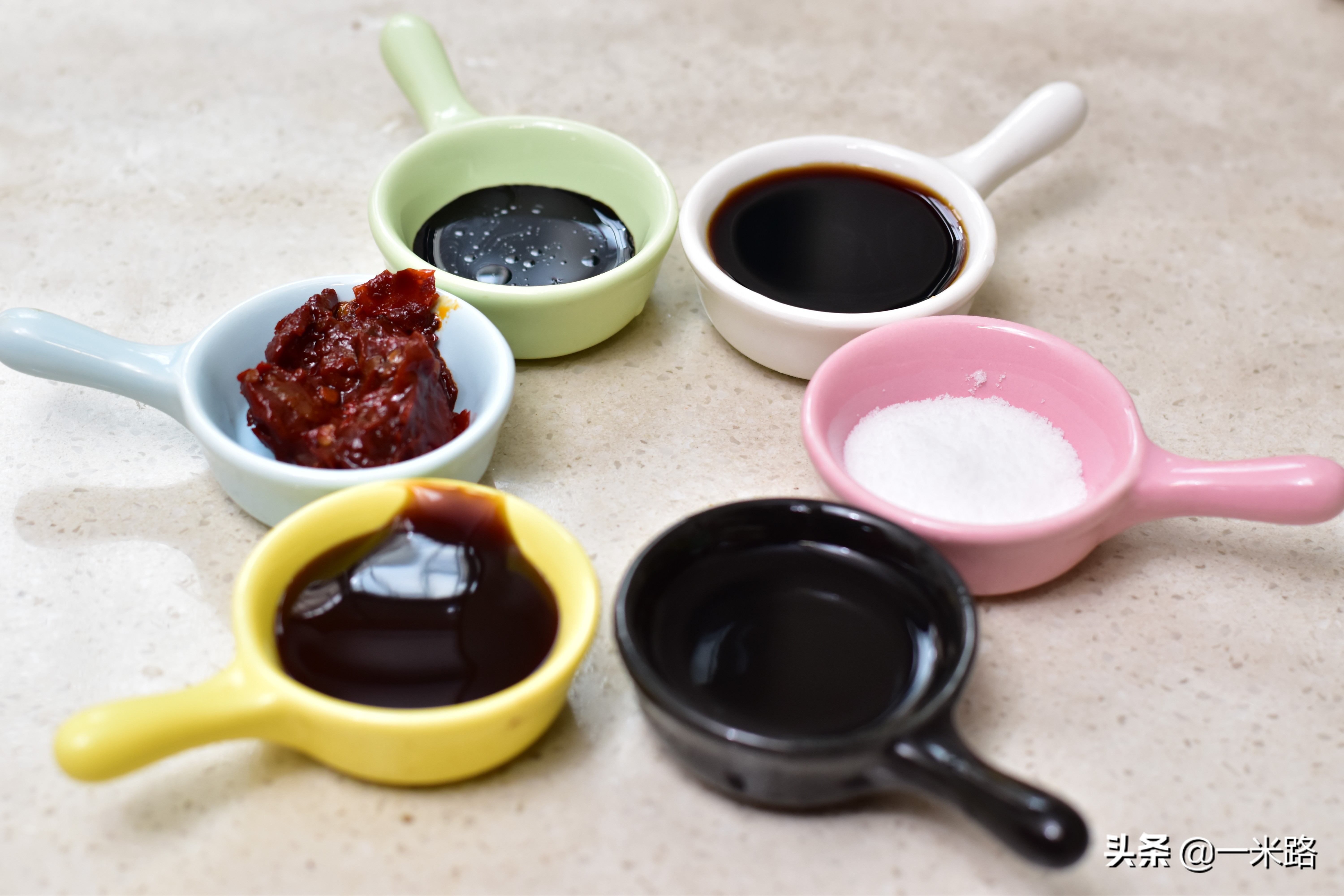 麻辣小龙虾的绝配是魔芋豆腐,又麻又辣多汁,吃起来真带劲