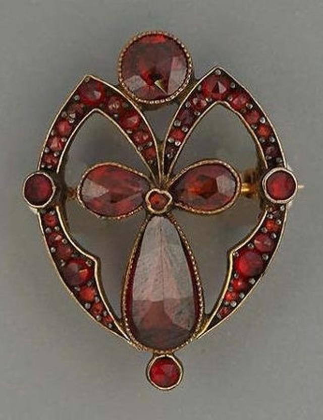 石榴石属于什么档次的宝石类型,石榴石最顶级的叫什么