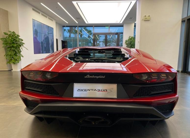 *博兰**基尼LP740-4跑车，车友：这款红色太抢眼了