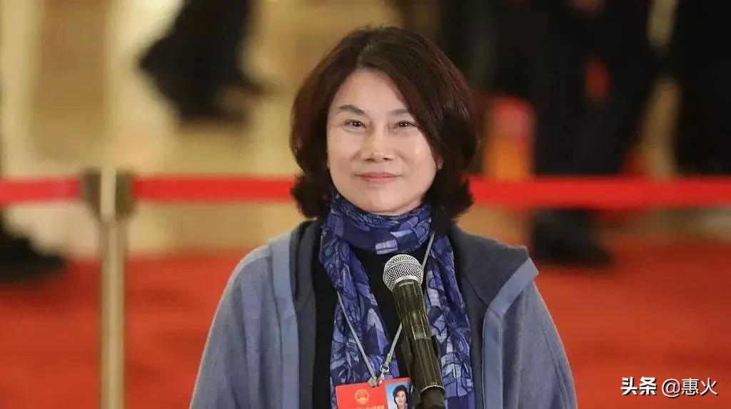 董明珠企业家传奇故事,董明珠三十年从底层到董事长