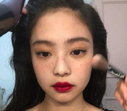 麻子草莓雀斑脸，欧阳娜娜祖儿示范小麻子如何从时尚毒药变新宠？