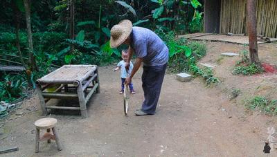 63岁中国大爷靠玩木头火到国外,61岁大爷惊呆外国人