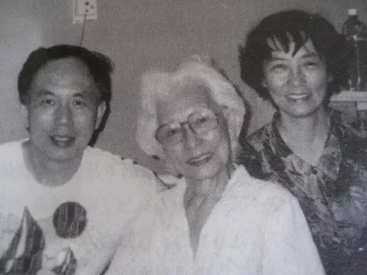 穿旗袍捉奸,86岁依然优雅,死后捐遗体,她才是中国最后一位贵族