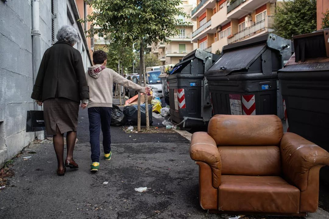 罗马男子出征在许愿池投三枚硬币,罗马许愿池投下3枚硬币是什么