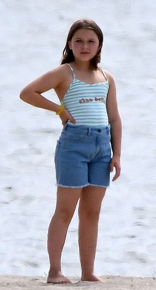 小七是大姑娘了！沙滩踢足球一人对阵两个哥哥，女汉子太有小贝范