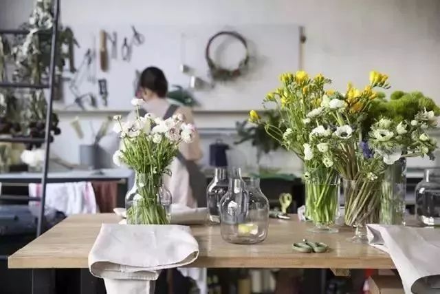 这家破厂房改造的花店,这是北京最美的小花店,明星都来拍照