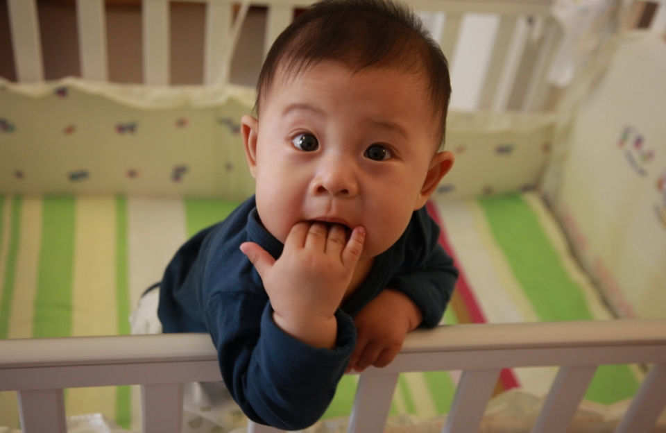 防止宝宝吮手指方法,孩子爱吮手指怎样纠正