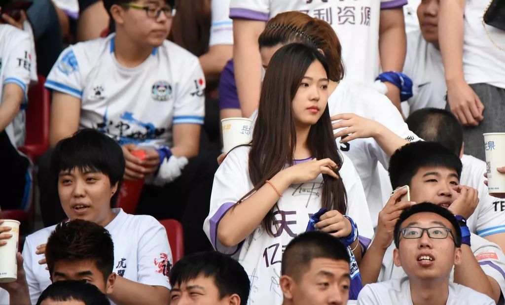 中超美女球迷图片大全,中超看台倩影