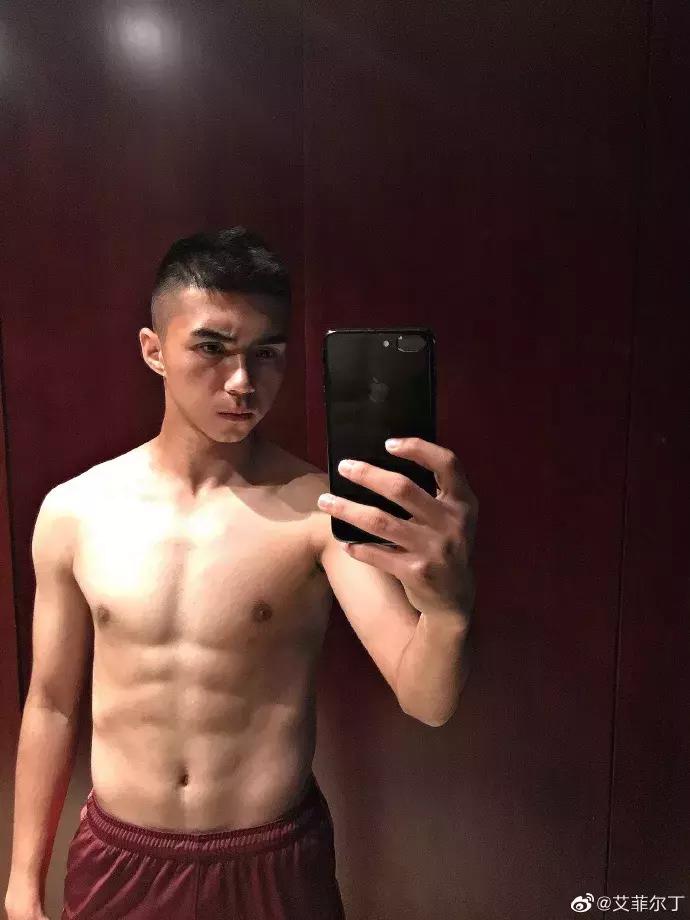 我不是白斩鸡！国足小将发微博自证好身材