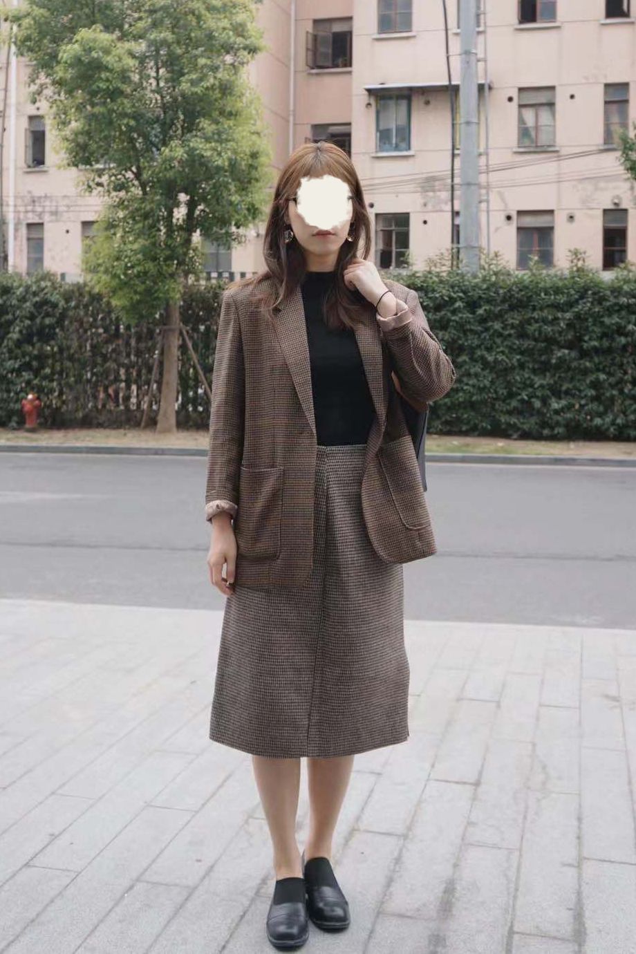 杏色大衣内搭什么颜色毛衣好看,深蓝色大衣内搭什么颜色的毛衣