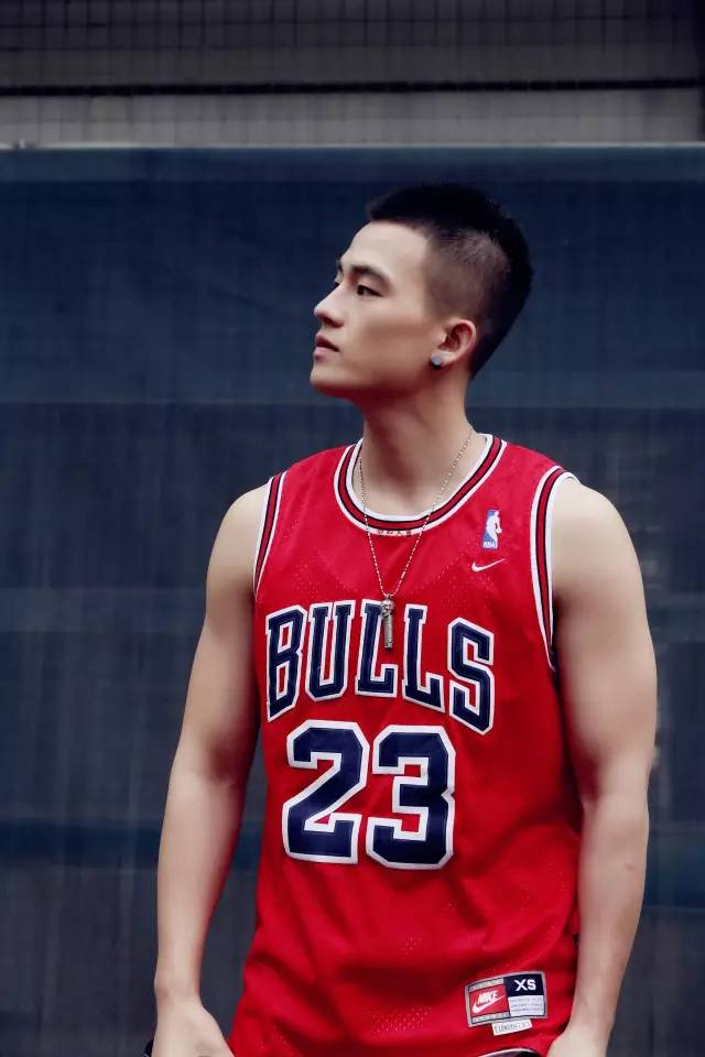 男发两边炸毛如何剪,男生发质细软塌适合怎么剪