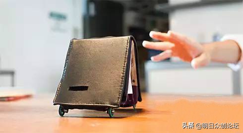 边哭穷边花钱,一边哭穷一边给别人花钱