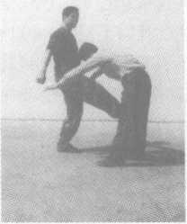 警用防暴棍和匕首警拳,警用防暴橡胶棍杀伤力