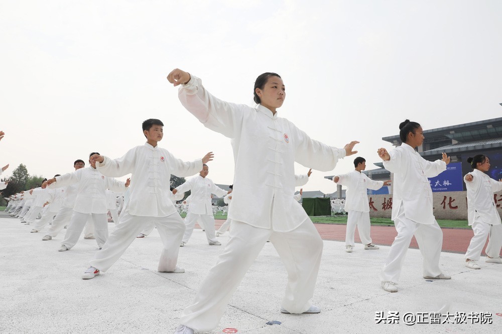 四个技巧专治练太极重心不稳,练太极如何用意不用力