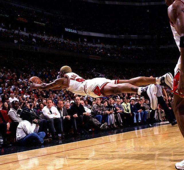 公牛队罗德曼经典救球,nba球星救球摔到观众席