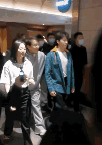 成龙宣传电影腰伤,成龙腰伤复发走路图片