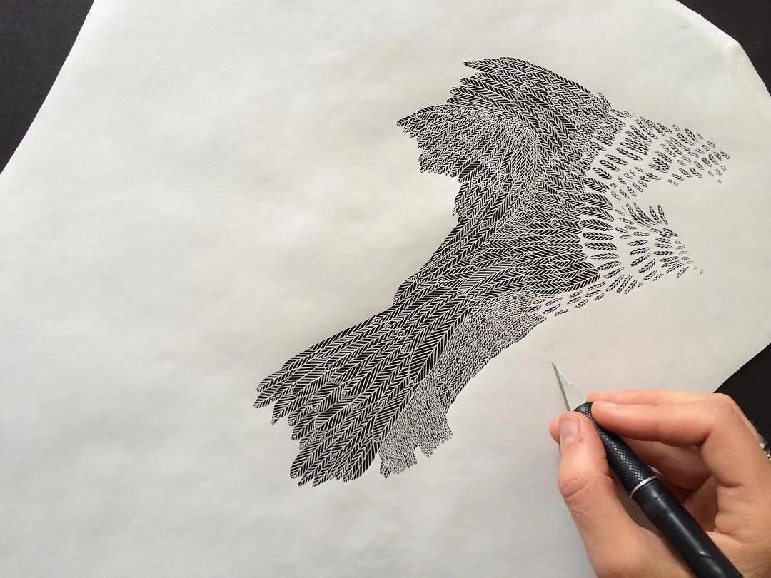 她用一把手术刀在2毛钱废报纸上雕出精美图腾,一幅卖60万