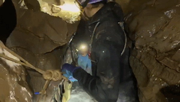 16岁留美高中生回国科考，变身“老鼠人”下悬崖探8000米洞穴