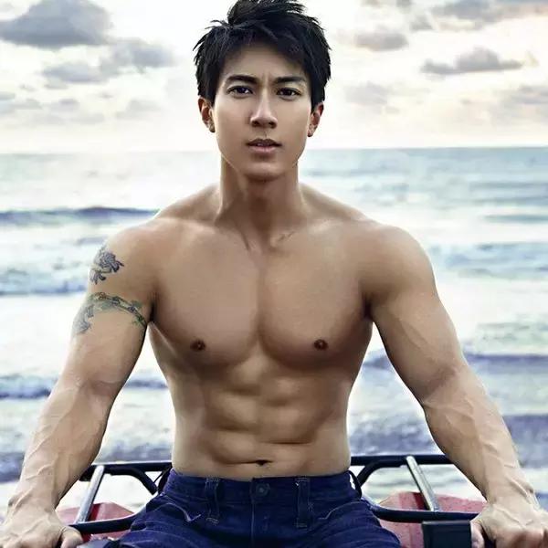 腹肌歪了练哪边,腹肌歪的还不整齐