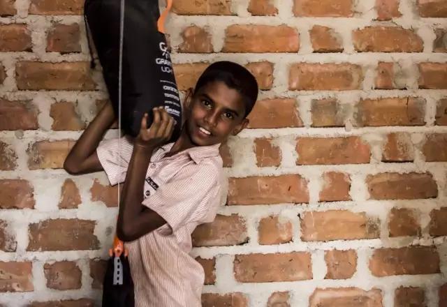 世界第一盏led灯,不用电就能亮的led灯泡