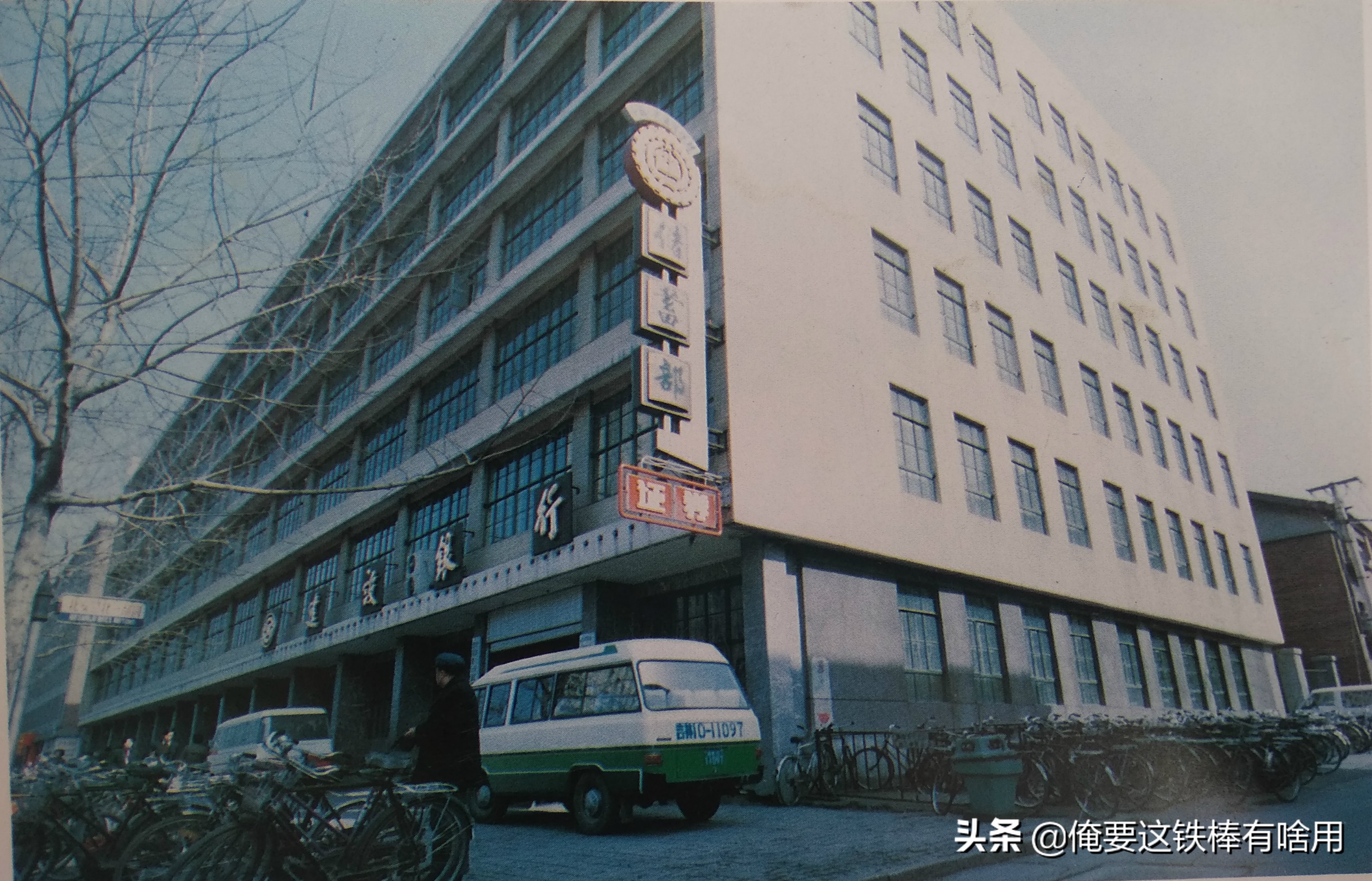 烧鸡配茅台，电影院下面还有咖啡厅，想不到那时候的长春还挺潮