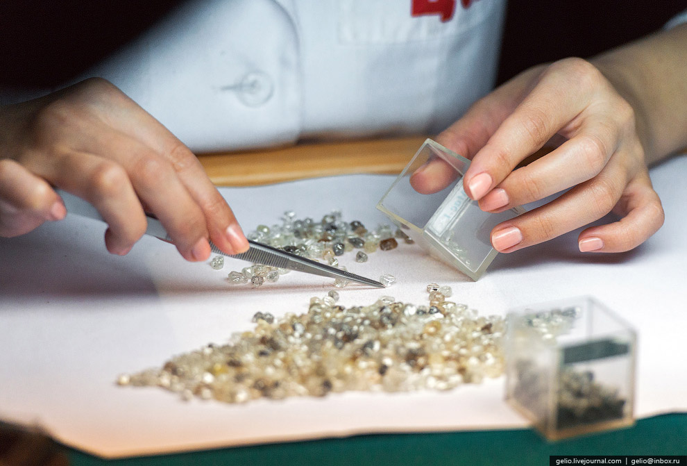 去俄罗斯挖金矿怎么样,真实钻石开采出来的样子