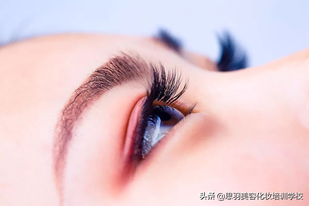 睫毛几根长到眼睛里扎眼怎么办,为什么你种的睫毛假性服帖