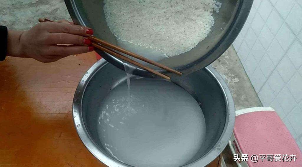 自制浇花水不板结,自制水溶液浇花的方法