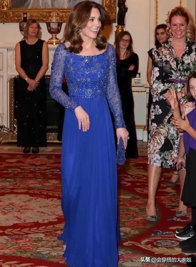 凯特王妃最新的时尚穿搭,英国王妃凯特穿宝蓝色大衣