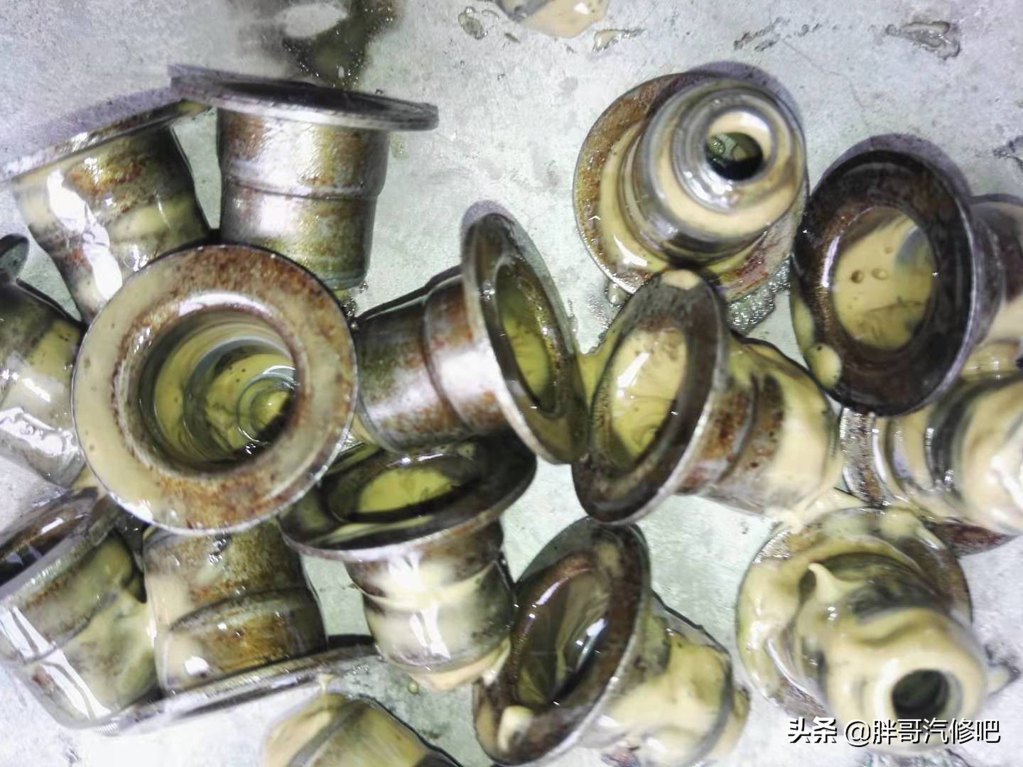 五菱宏光1.2机油少咋回事啊,五菱宏光1.2发动机机油孔在哪里