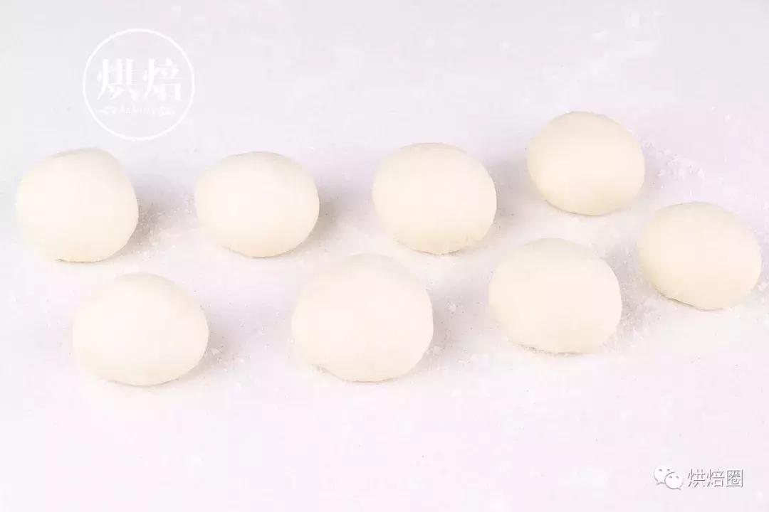 像这样把饼干皮覆在面包上就能烤出一大波孩子都爱的刺猬面包~