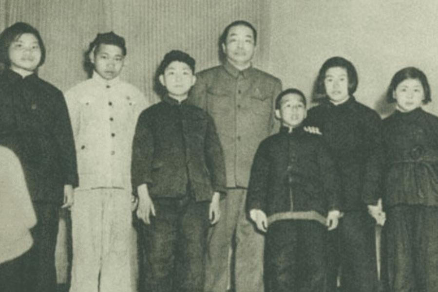 彭德怀一生无子，去世后留下48000元遗产，最终都分给了谁？