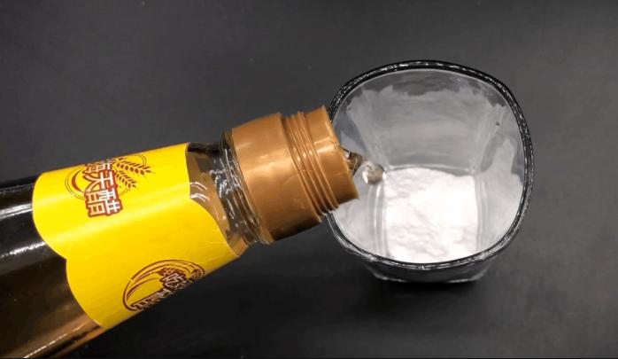 牙膏小苏打白醋的妙用去衣服发黄,小苏打和白醋的妙用能同时喂猪吗