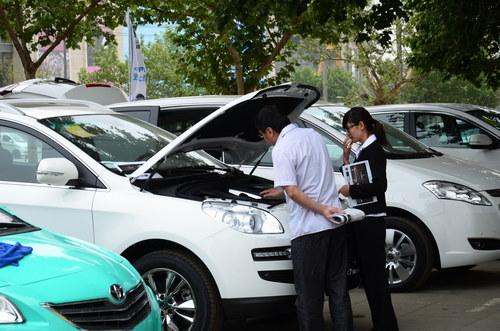 汽车销售员卖一部车能赚多少,汽车销售员一个月大概能挣多少钱