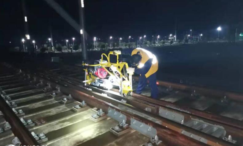 高铁遇到大石头怎么解决,高铁速度那么快路上有石头怎么办