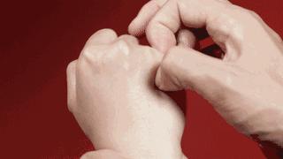 一招解决肚脐疼,掐手指哪里能缓解肚子疼