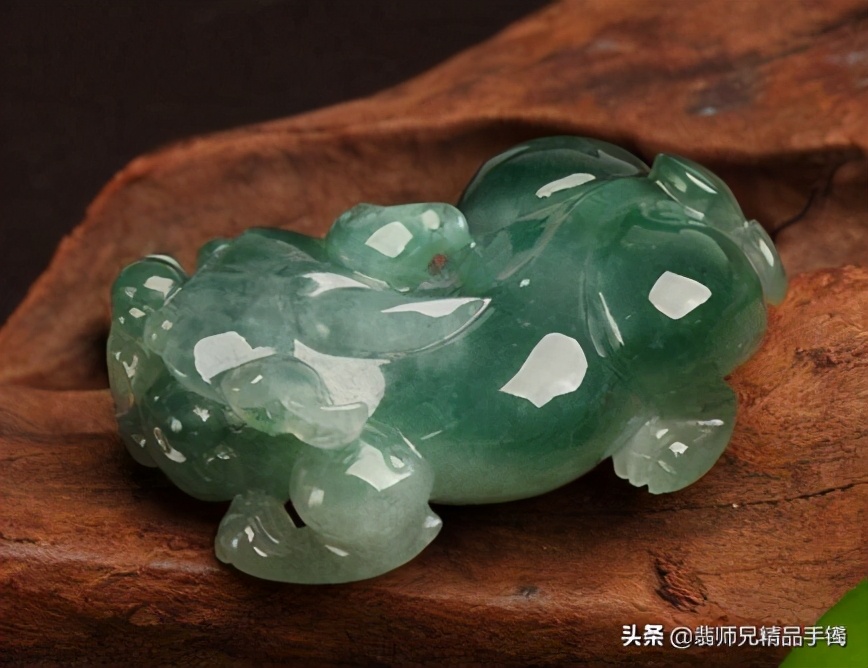 油青种翡翠假的用什么做,油青种翡翠和蓝水翡翠的区别