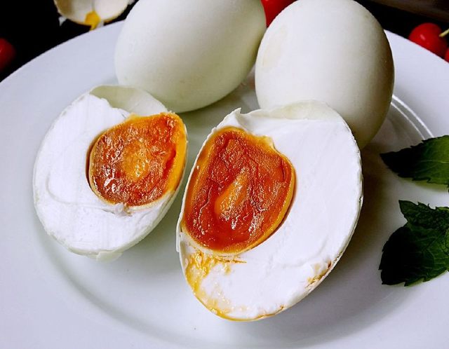 不用盐水泡蛋黄流油的咸鸭蛋,饱和盐水腌制咸鸭蛋需要多长时间