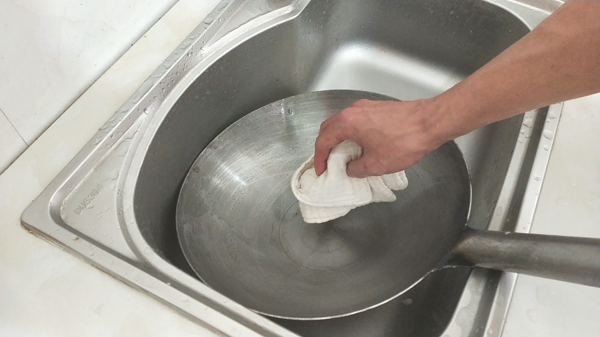 刚买的锅要怎么弄才不粘锅,刚买的锅要怎么弄不生锈