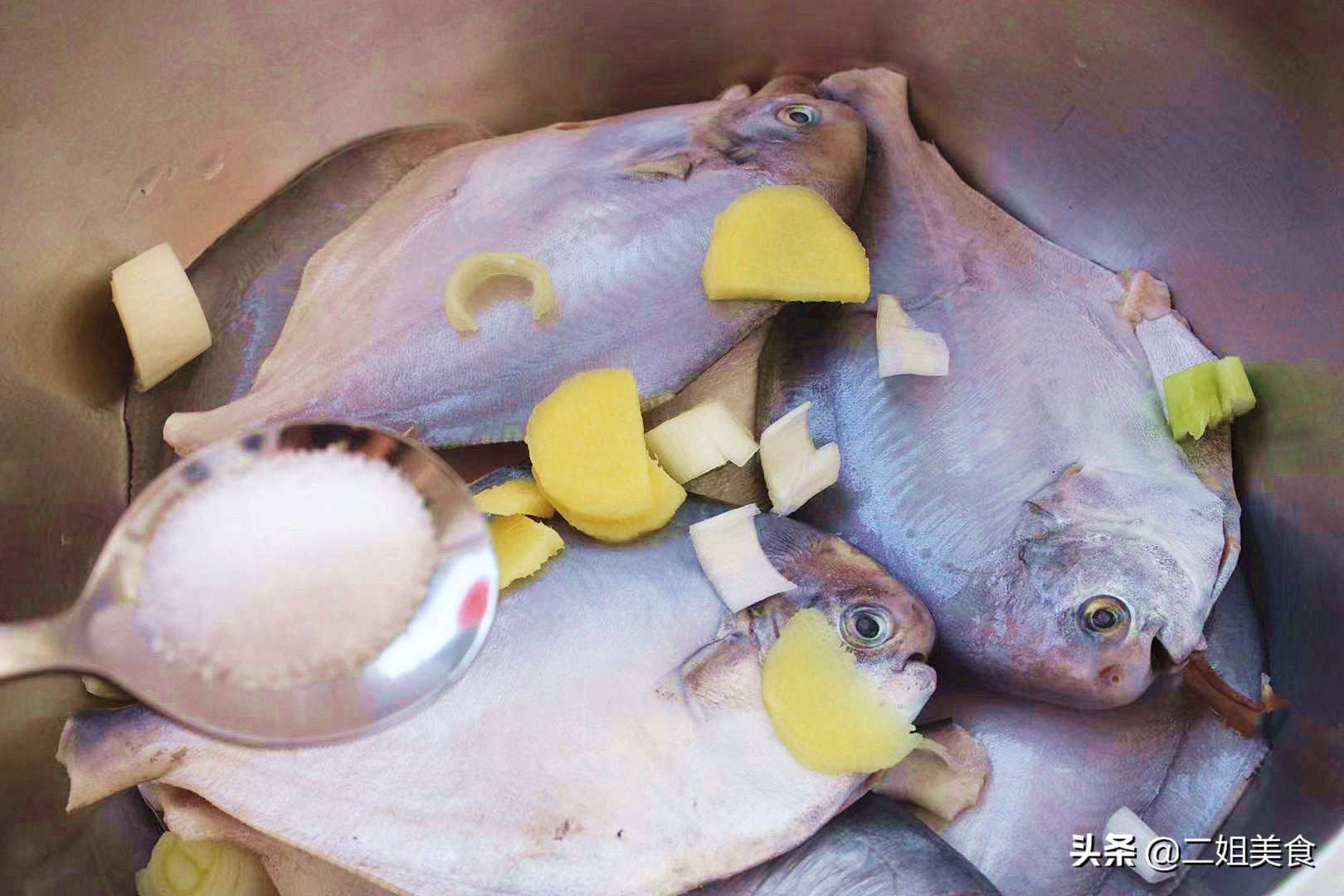 炖鱼喜欢什么料酒好吃又香,炖鱼什么时候放料酒最合适