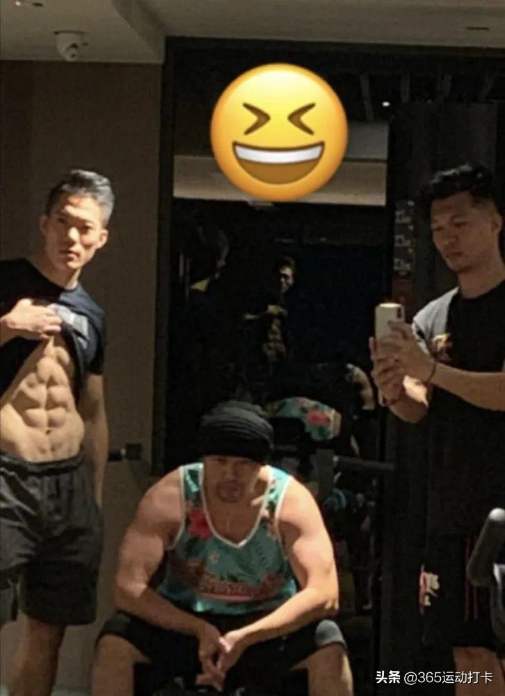 周杰伦喝奶茶变胖,周杰伦喝奶茶前后对比腹肌