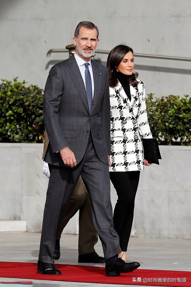 西班牙王后穿红西装美得张扬,西班牙皇后穿卡其蓝西装