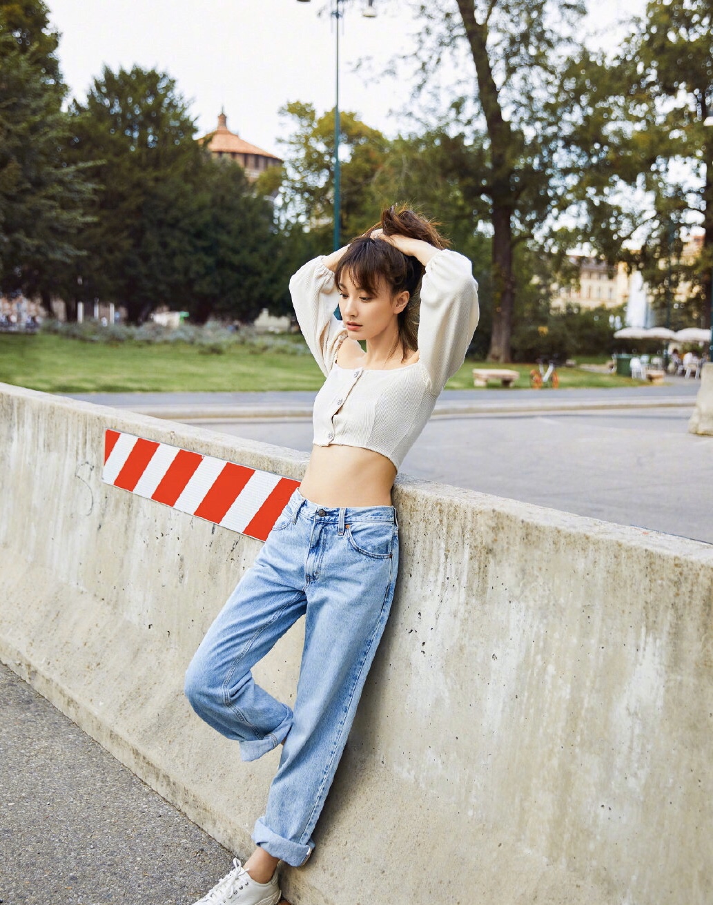 吴昕穿搭黑色帽,吴昕穿潮装现身机场