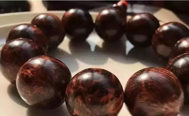 海黄手串盘着出现了黑点,海黄手串盘成黑球