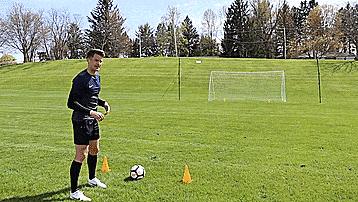 足球临门一脚训练,足球训练中怎么提高头球防守