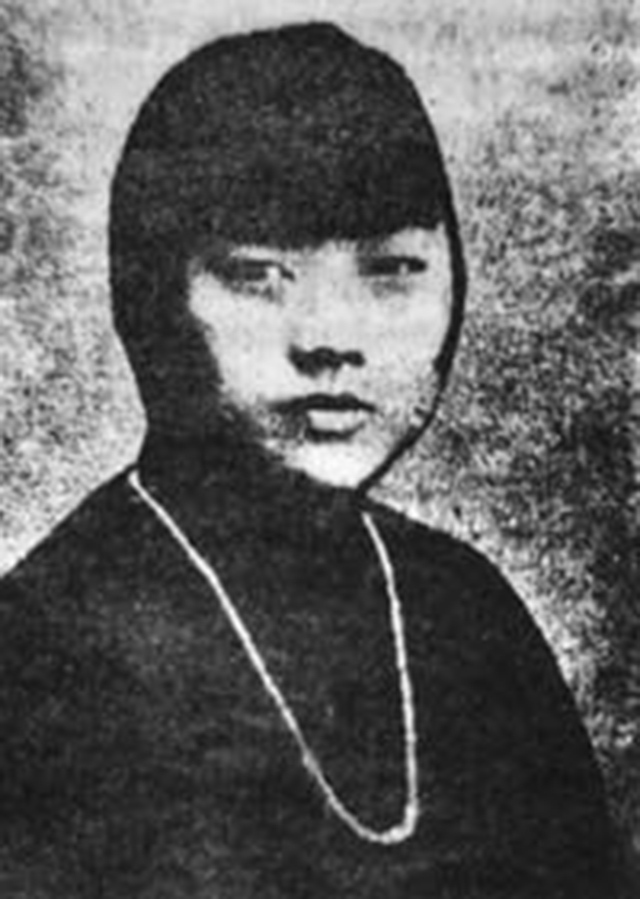 与家仆私定终身，无奈一腔痴情错负良人；她怀孕被抛弃，孤独离世